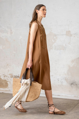 VESTIDO TIRANTE ESCOTE MARRON