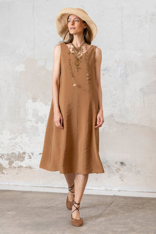 VESTIDO TIRANTE ESCOTE MARRON