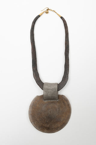 COLLAR CORTO MALLA CADENA GRIS COLGANTE TORNASOLADO
