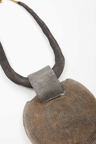 COLLAR CORTO MALLA CADENA GRIS COLGANTE TORNASOLADO