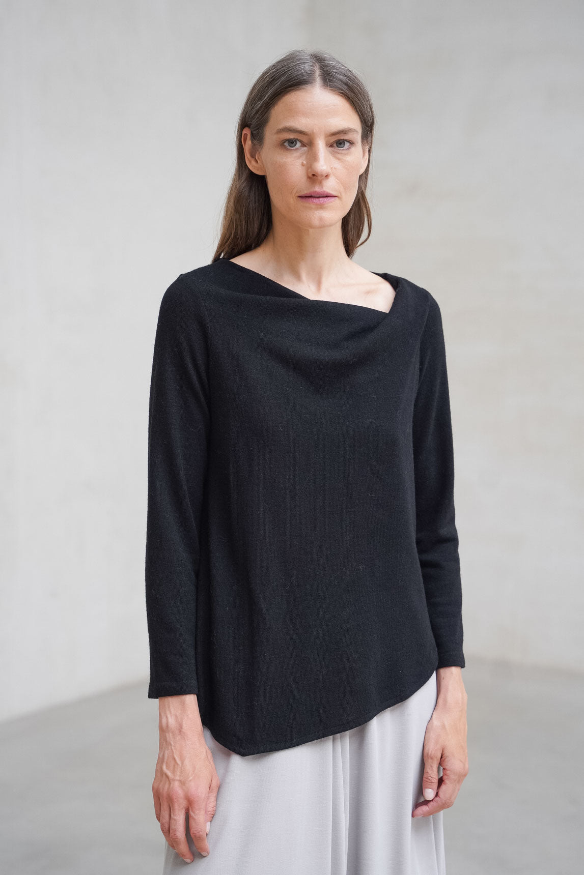 Jersey negro mujer cuello barco asimétrico Rivera