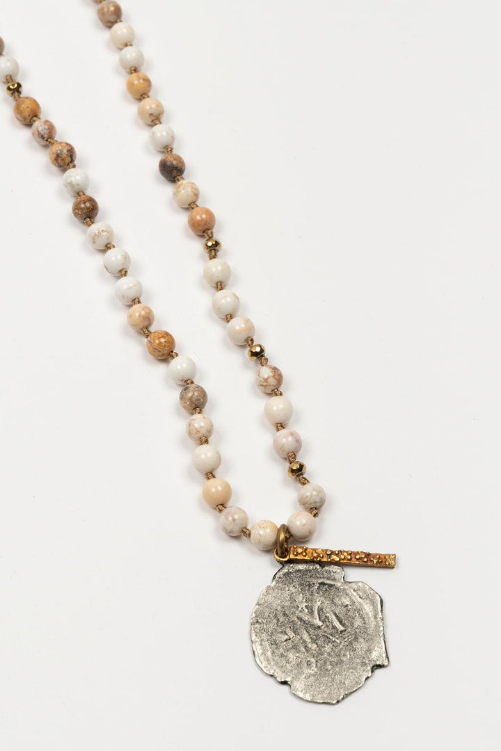 Light beige Arvyn necklace
