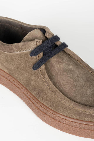 Zapato Wallabee topo