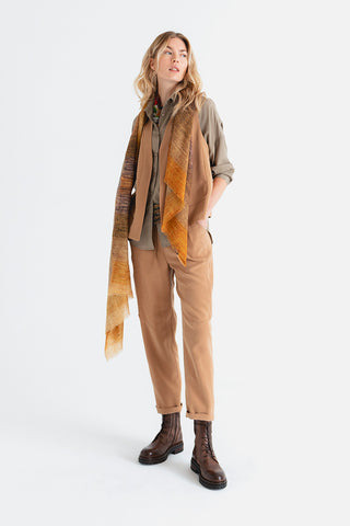 PANTALON CORTES LATERALES Y CINTAS CAMEL